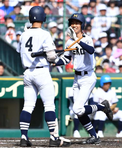３回裏三重２死、右越えに勝ち越しソロ本塁打を放ち笑顔を見せる浦口輝（右）（撮影・上田博志）