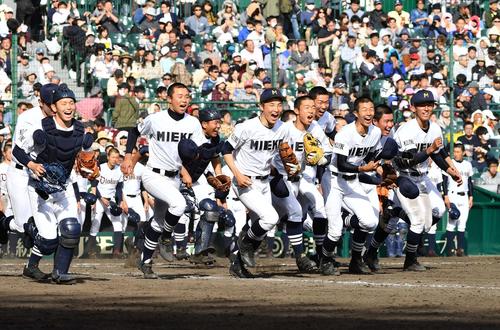 乙訓対三重　乙訓に勝利し笑顔を見せながら応援団席へ駆け出す三重ナイン（撮影・上田博志）＝２０１８年３月31日、甲子園球場
