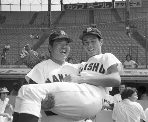 ７９年夏の甲子園練習で浪商・牛島をお姫さまだっこする香川