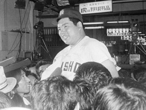 １９７９年夏の甲子園、比叡山戦後、笑顔で報道陣の質問に応える香川伸行