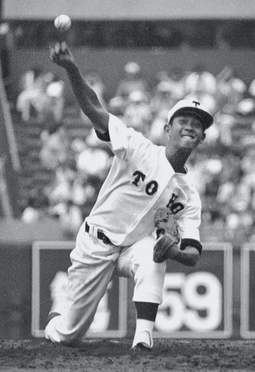 １９７７年夏の甲子園、高松商との初戦に登板する東邦・坂本