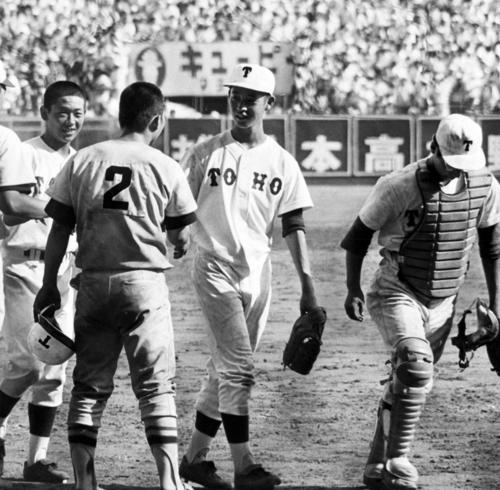 １９７７年夏の甲子園決勝、１０回裏にサヨナラ本塁打を放った東洋大姫路・安井（背番号２）と笑顔で握手をかわす東邦・坂本