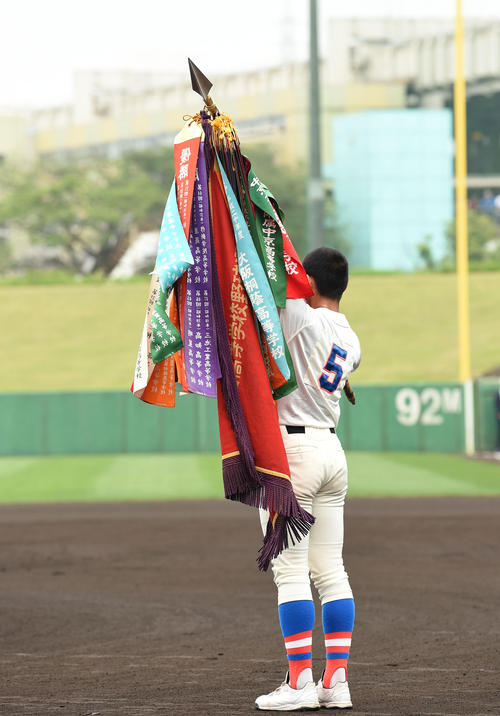 選手権大会優勝旗を披露する花咲徳栄・野村（撮影・横山健太）