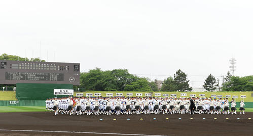 行進をする選手たち（撮影・横山健太）