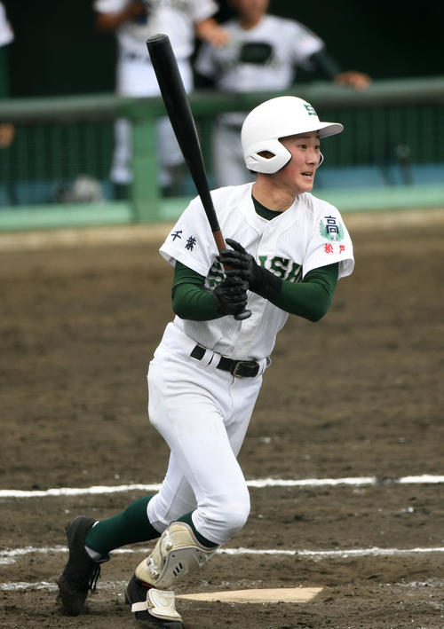 花咲徳栄対専大松戸　７回裏専大松戸１死、右越え本塁打を放つ岩渕（撮影・横山健太）