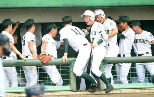 花咲徳栄対専大松戸　７回裏専大松戸１死、右越え本塁打を放った岩渕をサイレントトリートメントで祝福する専大松戸ナイン（撮影・横山健太）