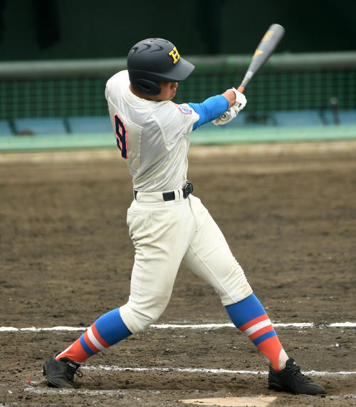 花咲徳栄対専大松戸　８表花咲徳栄無死一塁、右越え２点本塁打を放つ井上（撮影・横山健太）