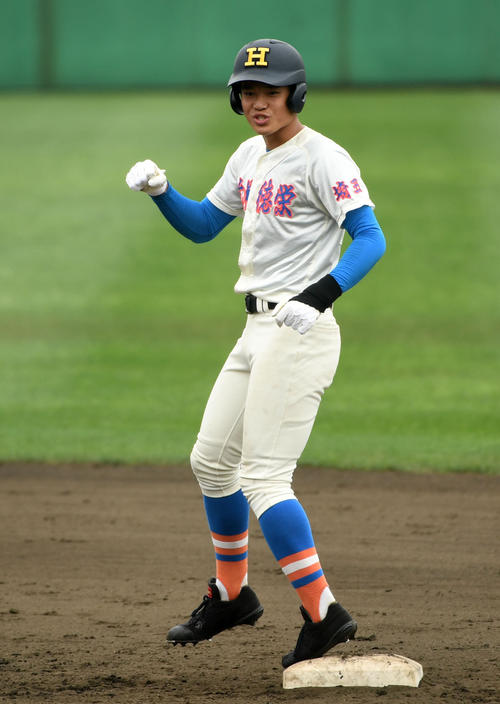 花咲徳栄対専大松戸　８表花咲徳栄１死満塁、右越え３点二塁打を放ち八つポーズをする韮沢（撮影・横山健太）