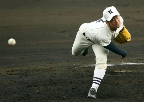 日大三対桐光学園　力投する日大三先発の中村（撮影・横山健太）