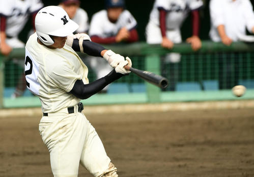 日大三対桐光学園　５回表日大三無死三塁、左前適時打を放つ佐藤英（撮影・横山健太）