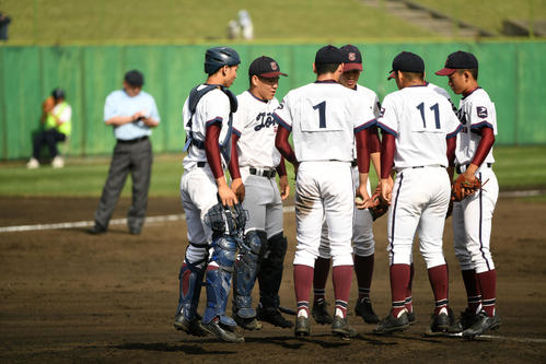 日大三対桐光学園　５回表途中、マウンド上で飛び跳ねて集中力を高める桐光学園ナイン（撮影・横山健太）
