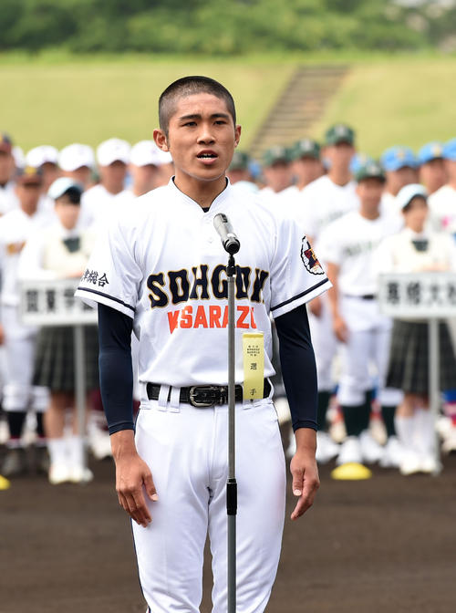 選手宣誓をする木更津総合・比護（撮影・横山健太）