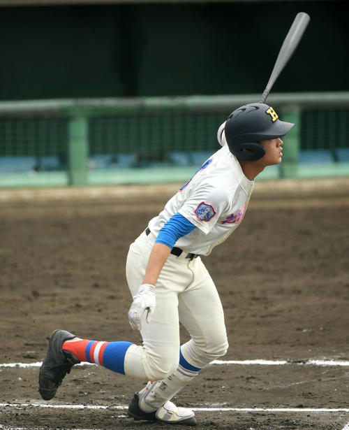 花咲徳栄対専大松戸　１回表花咲徳栄無死満塁、中前２点適時打を放つ野村（撮影・横山健太）