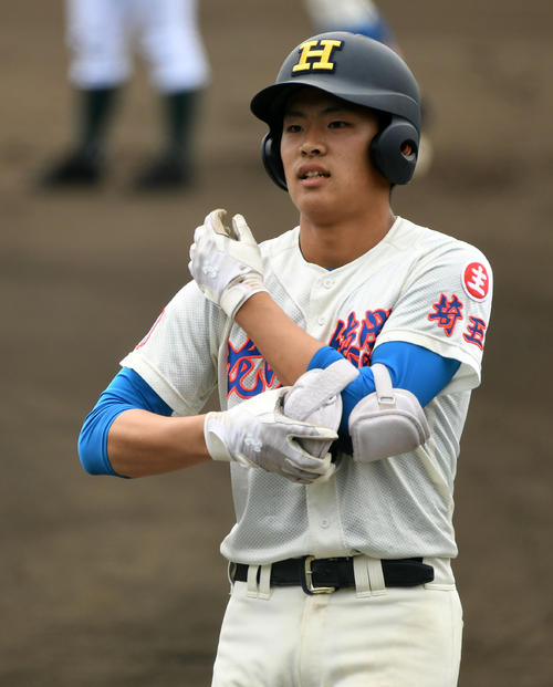 花咲徳栄対専大松戸　１回表花咲徳栄無死満塁、中前２点適時打を放つ野村（撮影・横山健太）