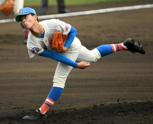 花咲徳栄対専大松戸　力投する花咲徳栄先発の中田（撮影・横山健太）