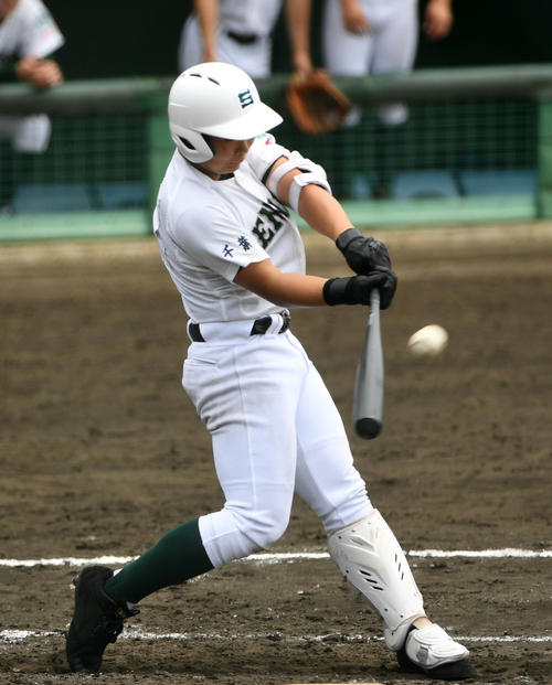花咲徳栄対専大松戸　２回裏専大松戸１死一、二塁、右越え３点本塁打を放つ昆野（撮影・横山健太）