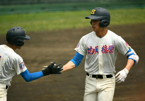 花咲徳栄対専大松戸　３回表花咲徳栄無死、右越え本塁打を放ちタッチを交わす野村（撮影・横山健太）