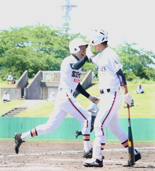 木更津総合対国士舘　４回表木更津総合２死二、三塁、左翼ポール際へ３ランを放ち笑顔でハイタッチをする大曽根（左）（撮影・保坂恭子）