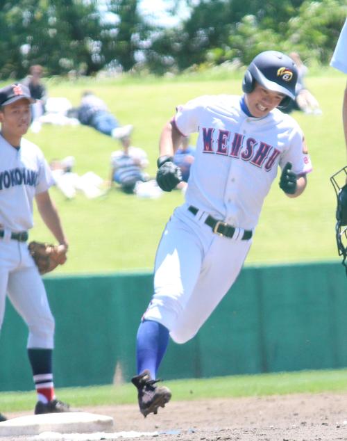 横浜対明秀学園日立　３回裏明秀学園日立、先頭の細川投手が本塁打を放つ（撮影・保坂恭子）