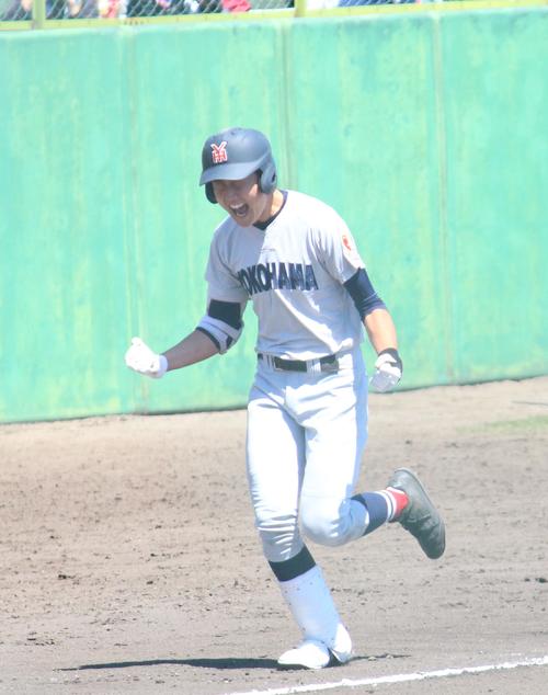 横浜対明秀学園日立　９回表横浜１死三塁、逆転の２ランを放ちガッツポーズの内海内野手（撮影・保坂恭子）