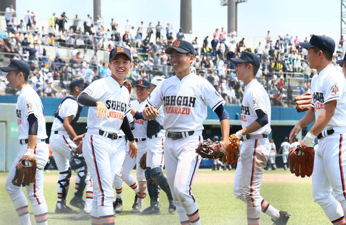 木更津総合対横浜　７回コールドで横浜を破り笑顔で引き揚げる木更津総合ナイン（撮影・足立雅史）