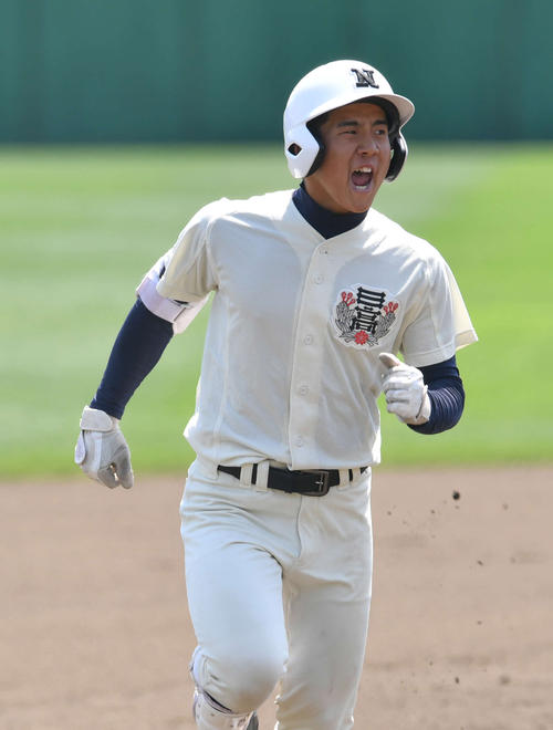 日大三対習志野　２回表日大三１死一塁、前田は右翼ポール直撃の本塁打を放ち生還する（撮影・柴田隆二）