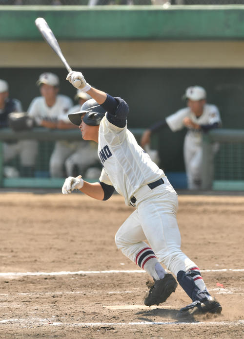 日大三対習志野　４回裏習志野２死二塁、岡は中前に適時打を放つ（撮影・柴田隆二）