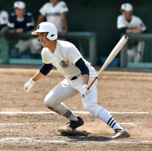 日大三対習志野　５回表日大三２死三塁、日置は左翼線に適時二塁打を放つ（撮影・柴田隆二）