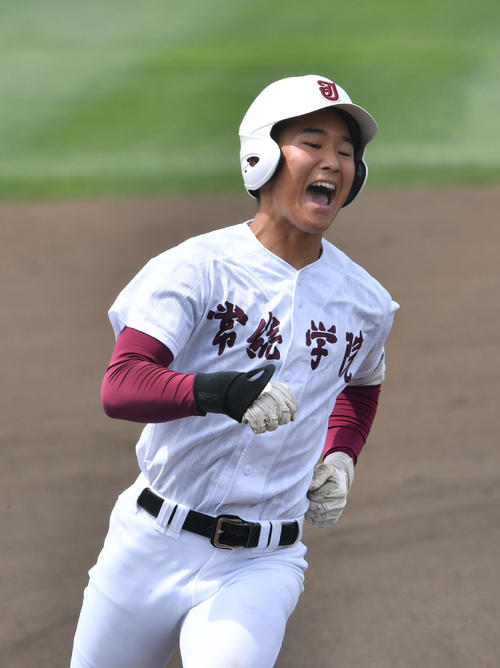 常総学院対東海大相模　１回表常総学院１死、水野は左中間に本塁打を放ち笑顔で生還する（撮影・柴田隆二）