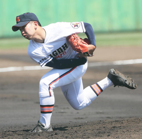 木更津総合対高崎健康福祉大高崎　力投する木更津総合先発の根本（撮影・足立雅史）