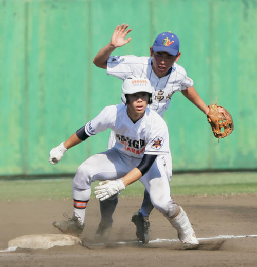 木更津総合対高崎健康福祉大高崎　７回表木更津総合２死二塁、中越え適時三塁打を放った東（手前）（撮影・足立雅史）
