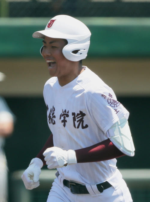 常総学院対日大三　４回表常総学院２死二塁、斉藤は左中間への２点本塁打を放ち笑顔を見せる（撮影・足立雅史）
