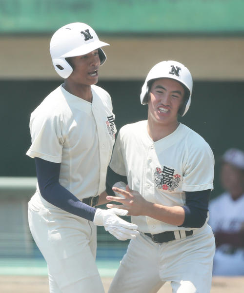 常総学院対日大三　７回裏日大三２死三塁、佐藤コビィ（左）は同点の右越え２点本塁打を放ち笑顔を見せる（撮影・足立雅史）
