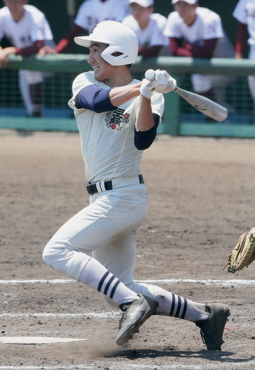 常総学院対日大三　９回裏日大三無死、左越え本塁打を放つ日置（撮影・足立雅史）
