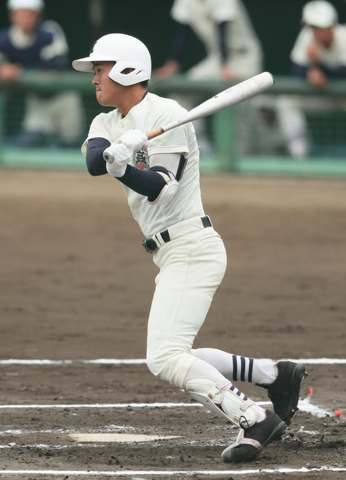 高崎健康福祉大高崎対日大三　１回裏日大三１死一、二塁、左前適時打を放つ大塚（撮影・足立雅史）
