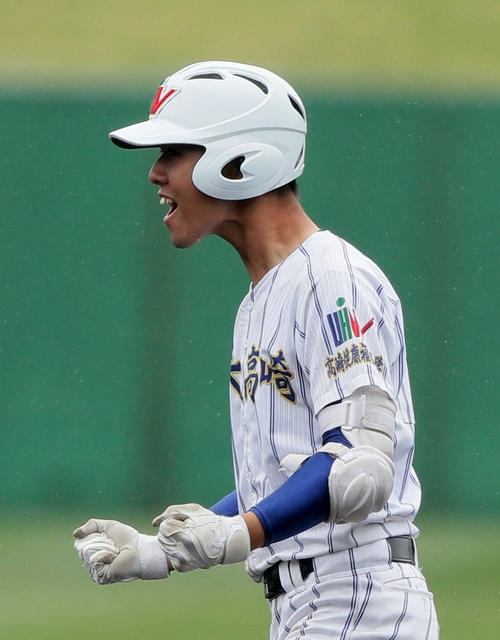 高崎健康福祉大高崎対日大三　７回表高崎健康福祉大高崎１死二、三塁、右越え２点適時二塁打を放ちガッツポーズする大柿（撮影・足立雅史）