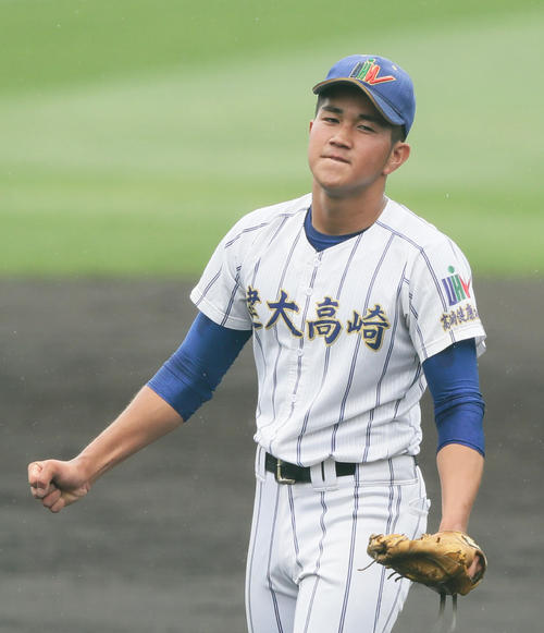 高崎健康福祉大高崎対日大三　春季関東大会を制し、控えめにガッツポーズする高崎健康福祉大高崎・清水（撮影・足立雅史）