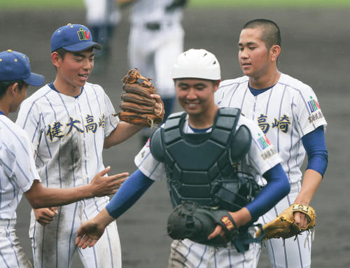 高崎健康福祉大高崎対日大三　春季関東大会を制し、笑顔を見せる清水（右端）ら高崎健康福祉大高崎ナイン（撮影・足立雅史）
