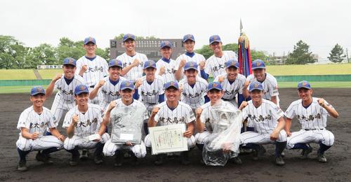 高崎健康福祉大高崎対日大三　春季関東大会を制し、笑顔を見せる高崎健康福祉大高崎ナイン（撮影・足立雅史）