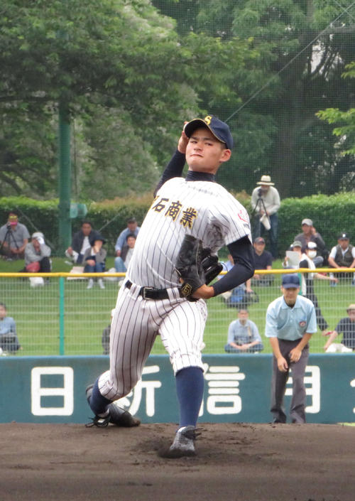 明石商対大阪桐蔭　明石商先発の１年生、中森（撮影・磯綾乃）