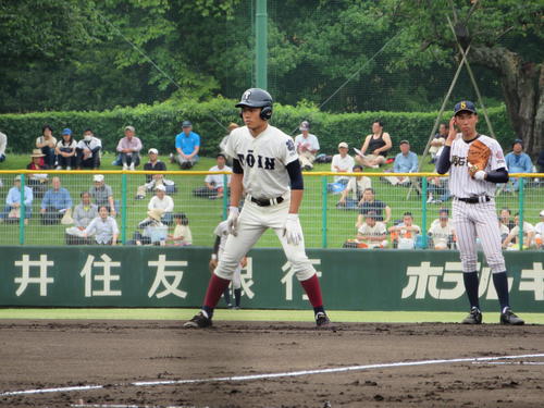 明石商対大阪桐蔭　１回、四球で出塁した大阪桐蔭・根尾（撮影・磯綾乃）