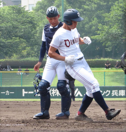 滝川二対乙訓　３回表乙訓、先制のホームを踏む富山（撮影・磯綾乃）
