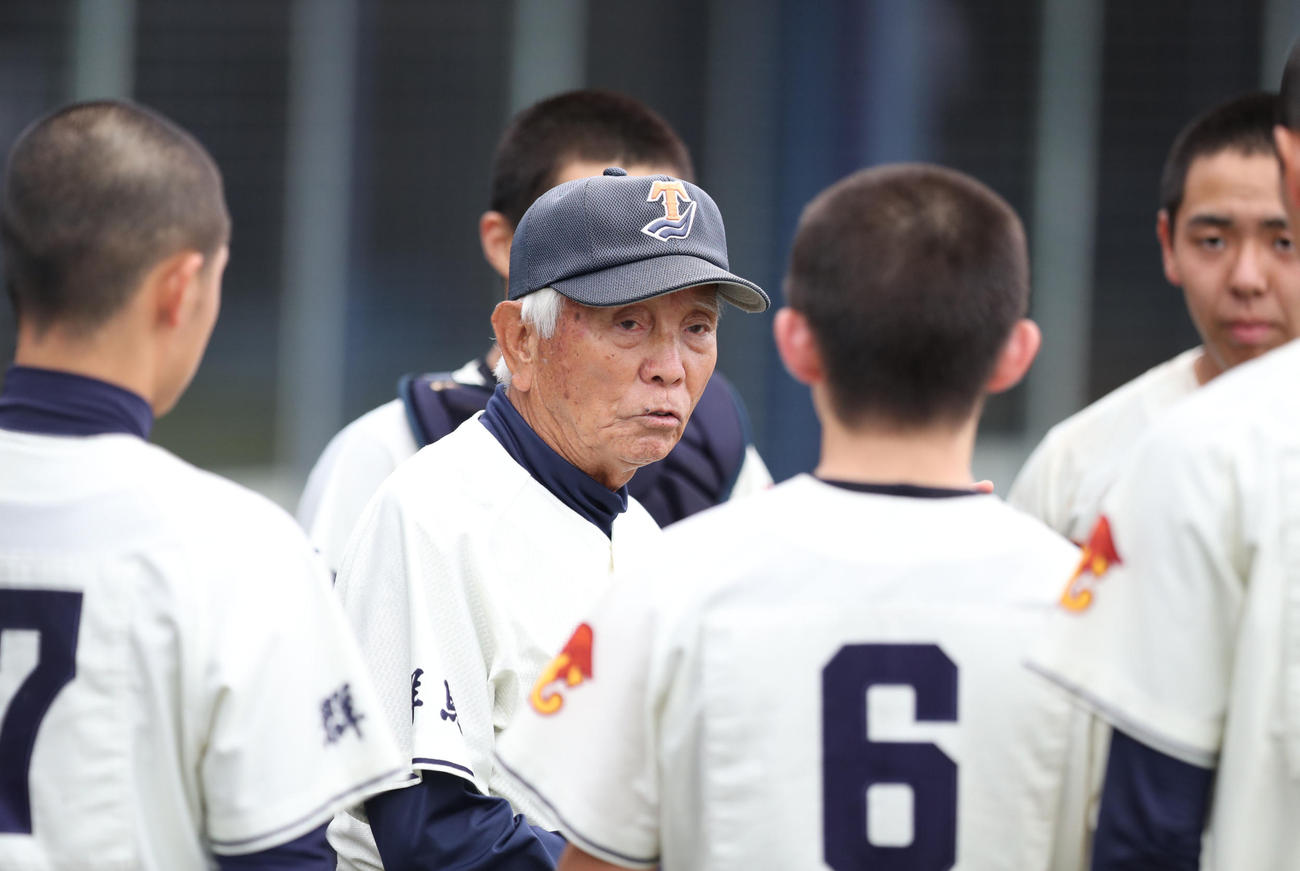 西邑楽対利根商　ベンチ前でナインに指示を出す利根商・豊田監督（撮影・垰建太）