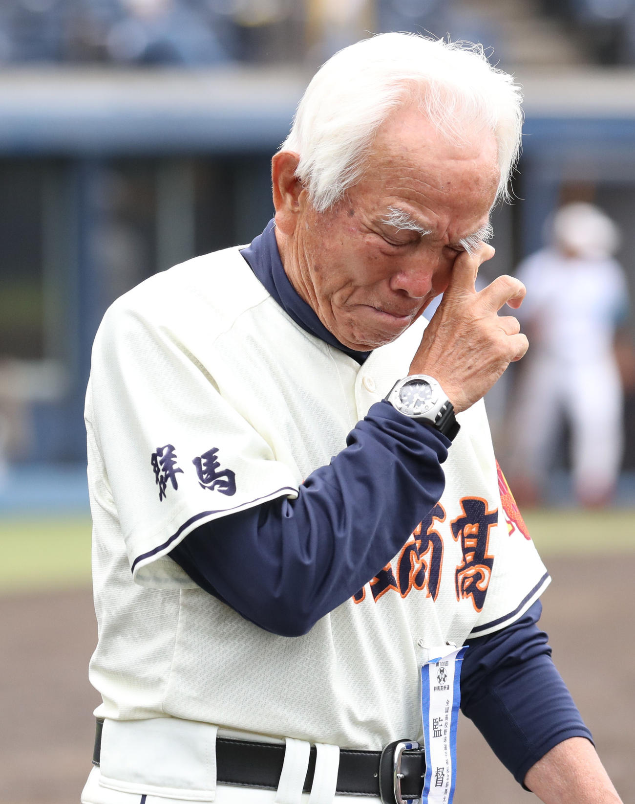 西邑楽対利根商　初戦を逆転で突破した利根商・豊田監督はスタンドにあいさつへ向かう途中、涙ぐみ、目もとをぬぐう（撮影・垰建太）