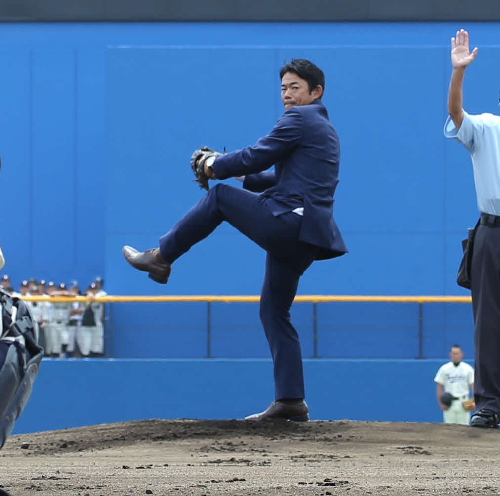 茨城大会　開幕戦で始球式を務めた仁志敏久氏（撮影・戸田月菜）