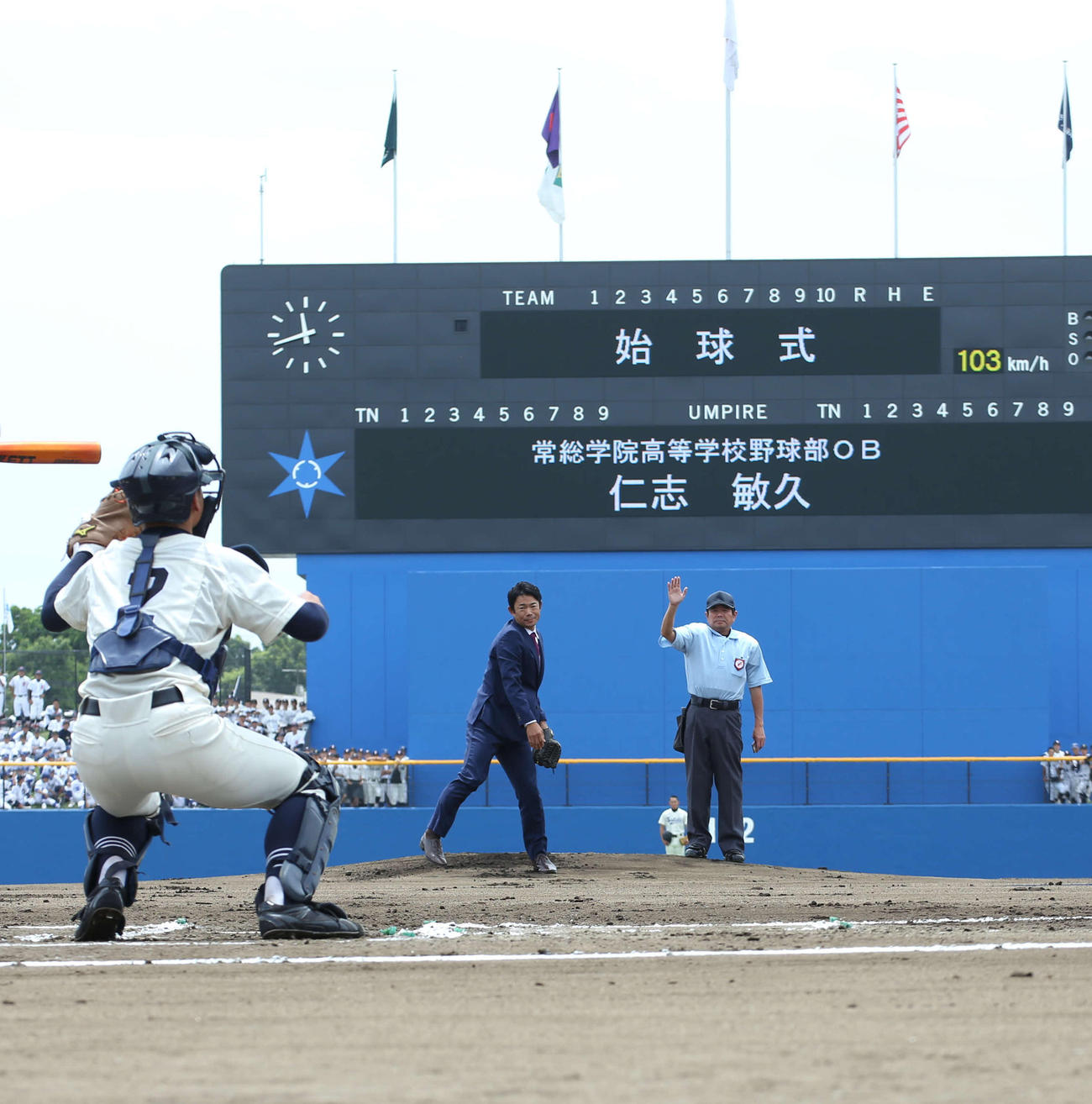 茨城大会　開幕戦で始球式を務めた仁志敏久氏、１０３キロをマーク（撮影・戸田月菜）