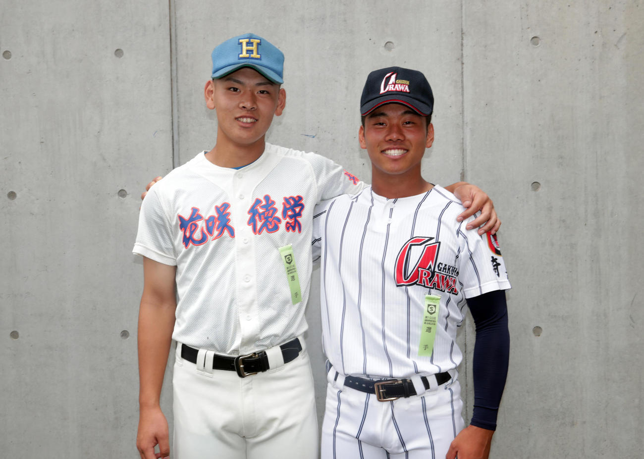 南北埼玉大会開会式　開会式前に肩を組んで互いに健闘を誓い合う花咲徳栄・野村佑希（左）と浦和学院・蛭間拓哉（撮影・伊作将希）