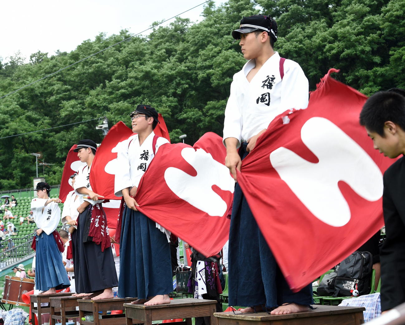 盛岡南対福岡　試合前に旗を振り回すバンカラ応援団（撮影・高橋洋平）