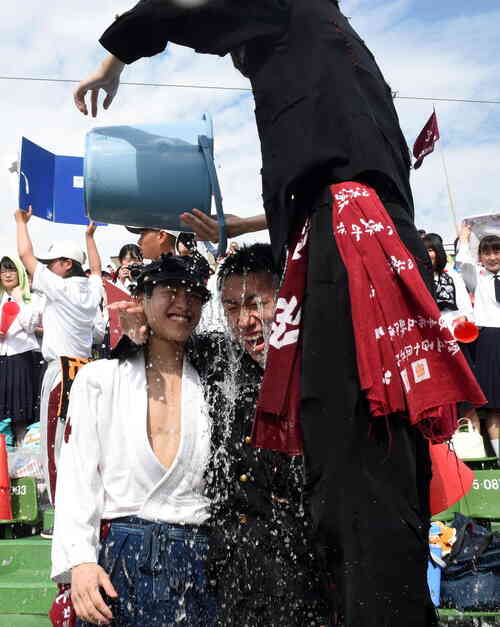 盛岡南対福岡　得点時はバケツの水をかぶる福岡のバンカラ応援団（撮影・高橋洋平）
