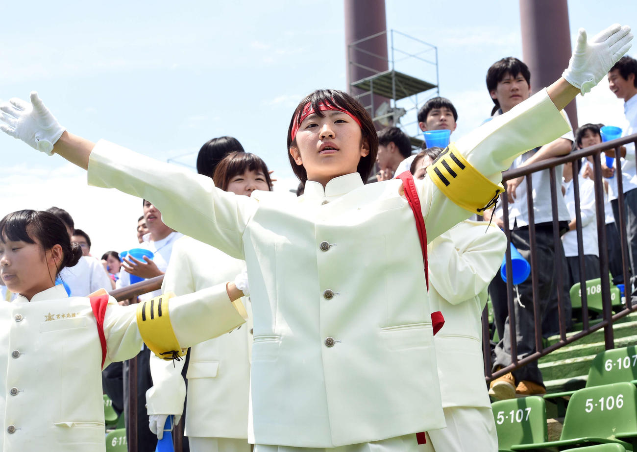 宮古水産 佐藤若菜副団長が白の学ランで応援 岩手 高校野球 日刊スポーツ